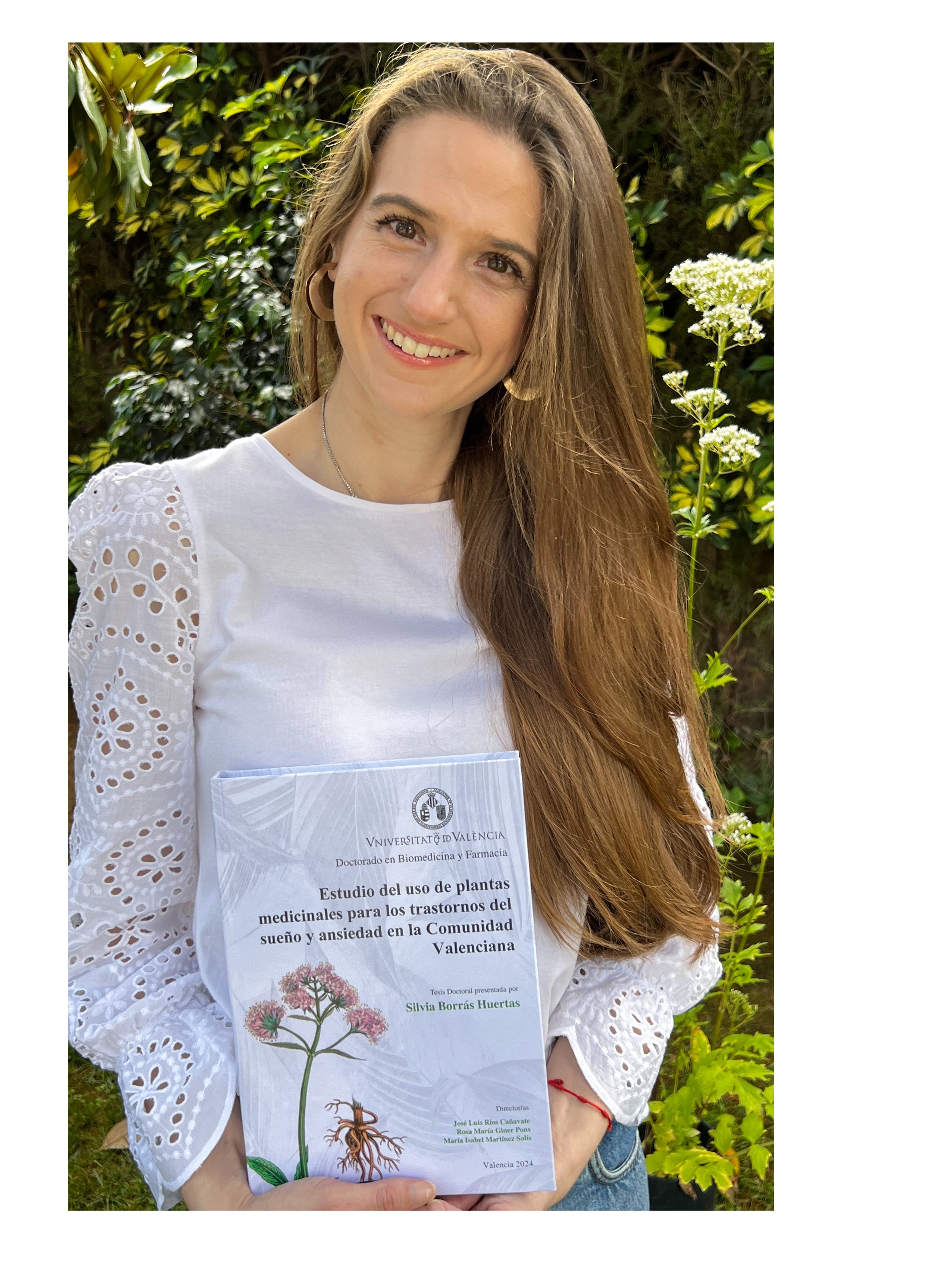 Photo of Silvia Borrás with the Thesis in her hand
